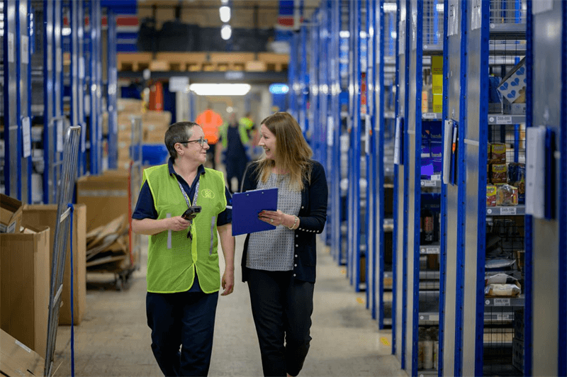 Warehouse worker using скенер баркода